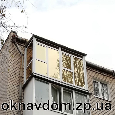 Французский балкон с тонированным стеклопакетом пленкой золото